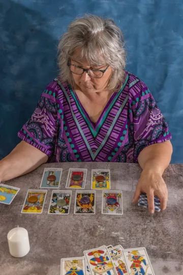 Valentina, vidente natural, en plena lectura de cartas del tarot con energía ancestral